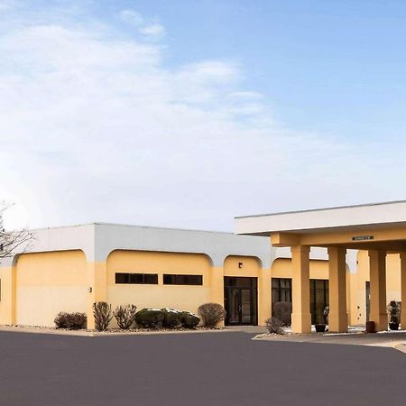 La Quinta Inn By Wyndham Davenport & Conference Center Exterior photo