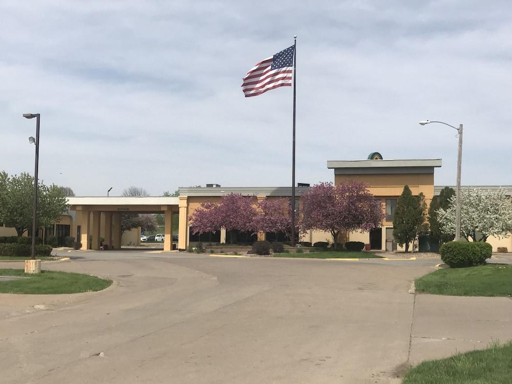 La Quinta Inn By Wyndham Davenport & Conference Center Exterior photo